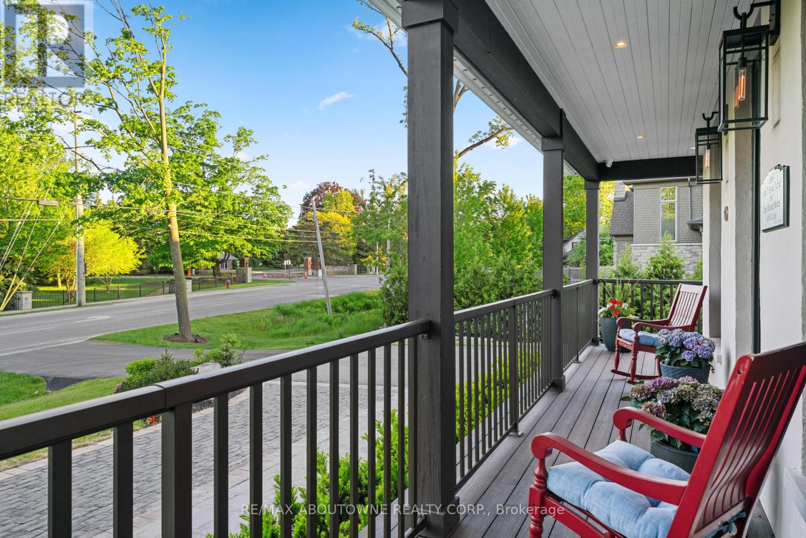 489 Lakeshore Road W, Oakville, Ontario  L6K 1G4 - Photo 2 - W13761512