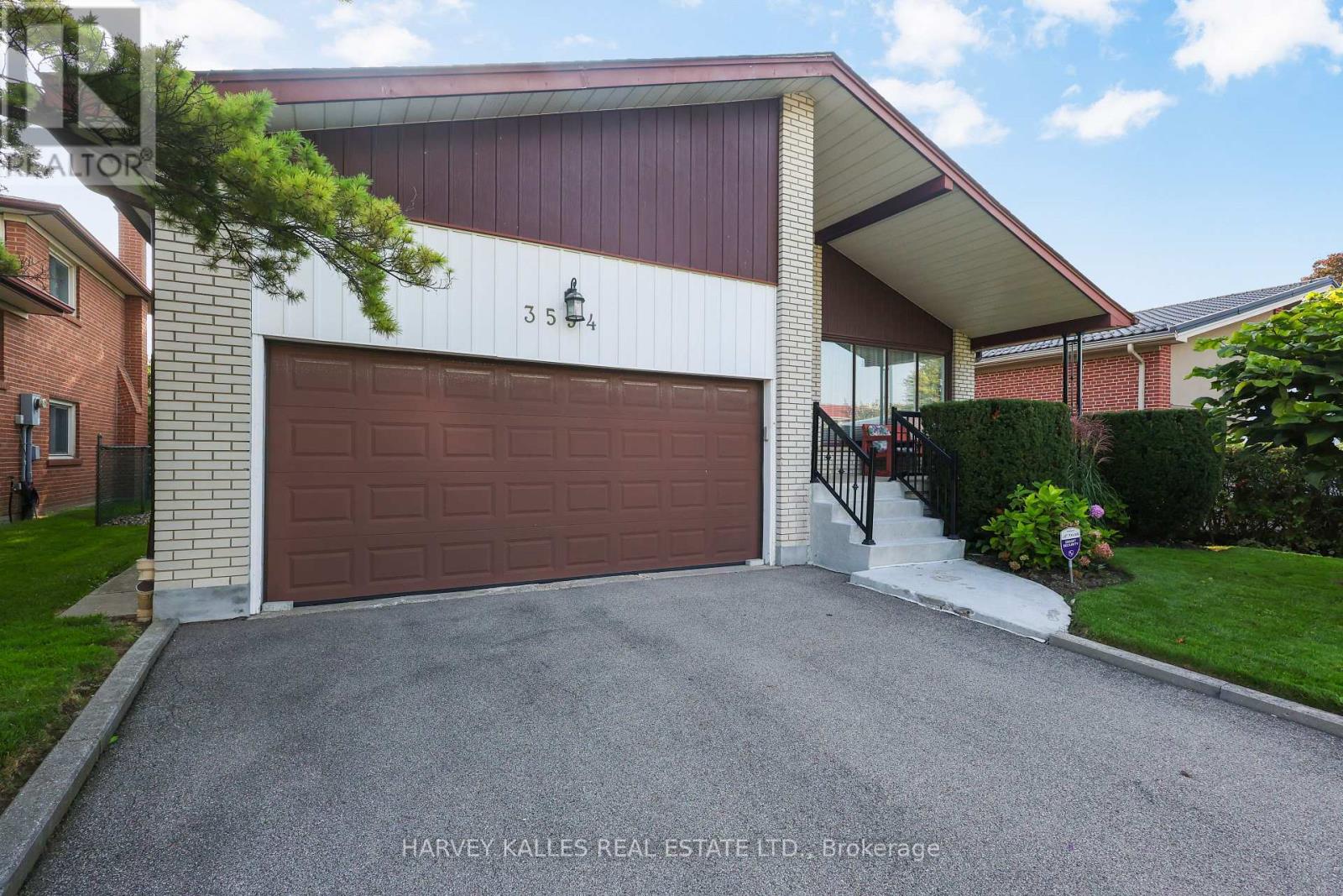 3594 Autumn Harvest Drive, Mississauga, Ontario  L4Y 3S1 - Photo 2 - W13761620