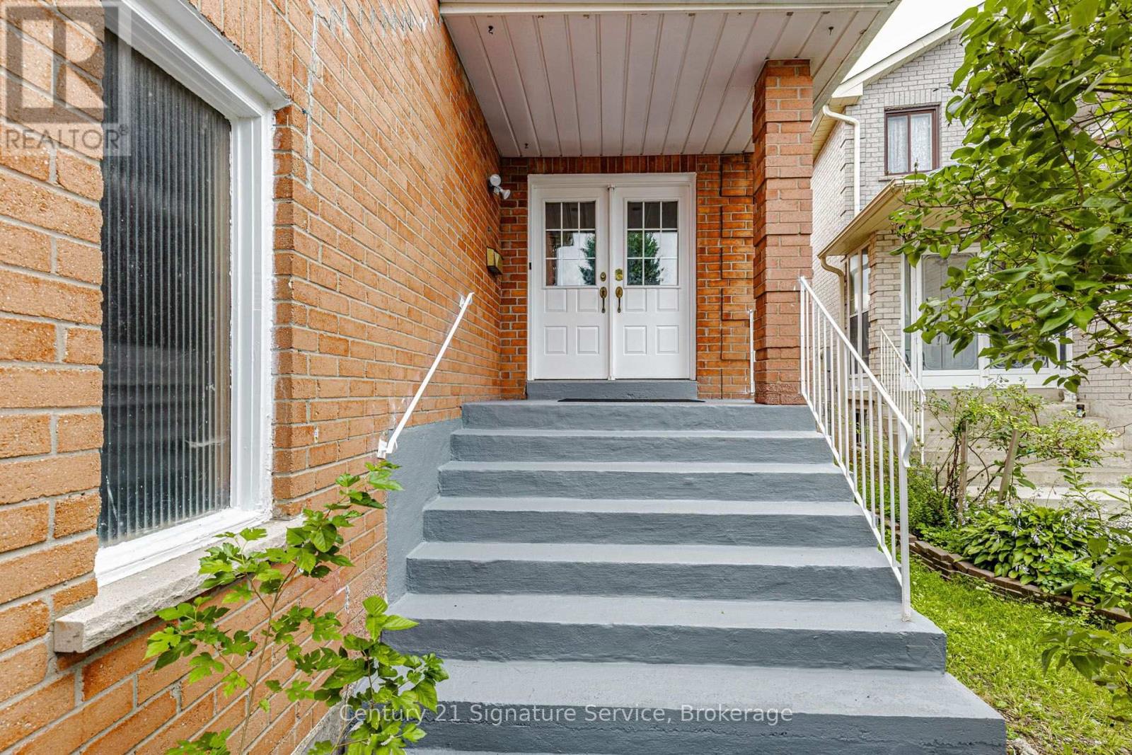 22 Merganser Crescent, Brampton, Ontario  L6W 4E8 - Photo 3 - W13761668