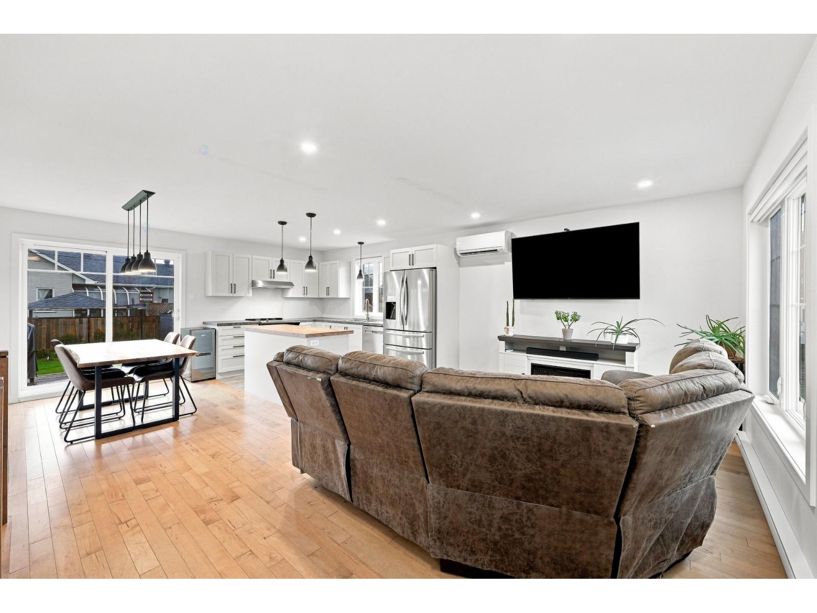 413 Av. McNaughton Hemmingford - Village Quebec Canada J0L1H0 3