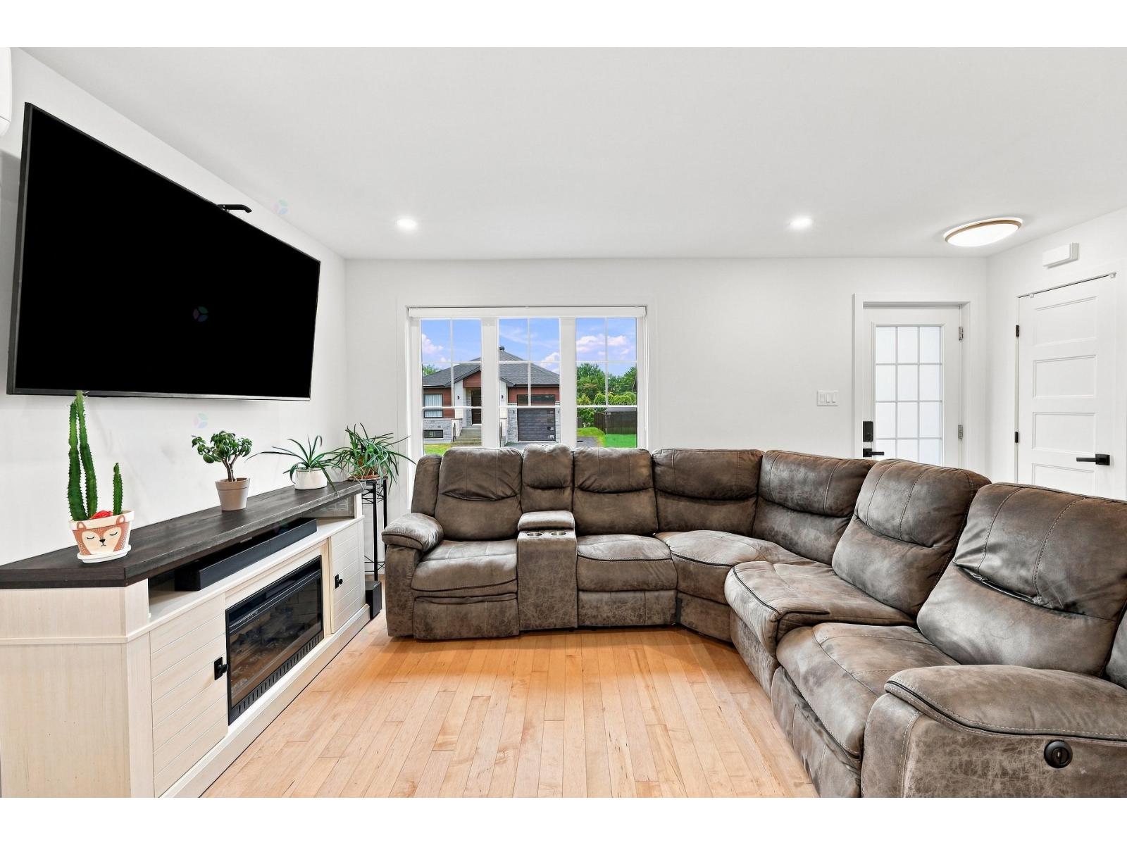 413 Av. McNaughton Hemmingford - Village Quebec Canada J0L1H0 4