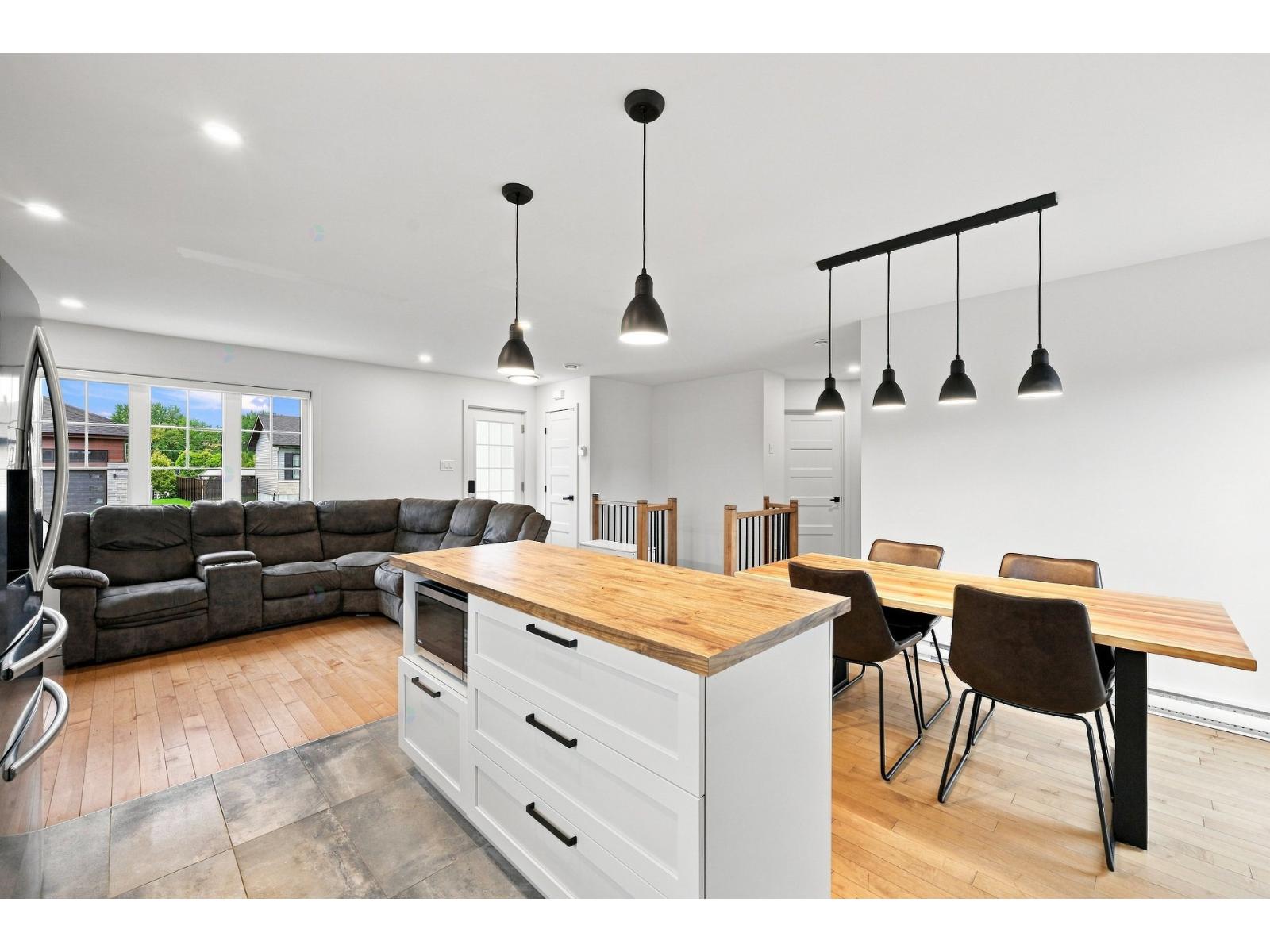 413 Av. McNaughton Hemmingford - Village Quebec Canada J0L1H0 5