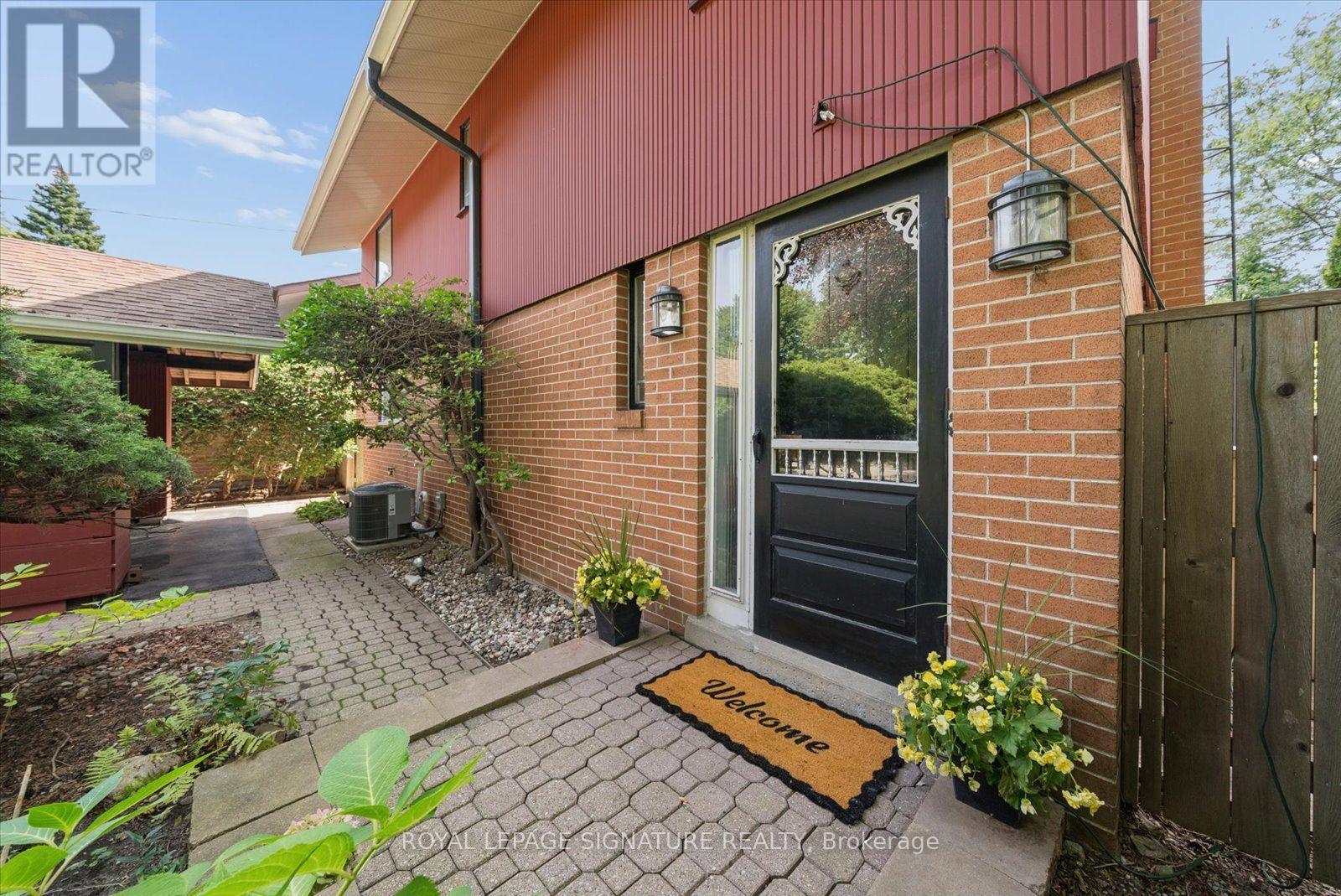 17 Lesterwood Crescent, Toronto, Ontario  M1P 3L5 - Photo 3 - E13761706