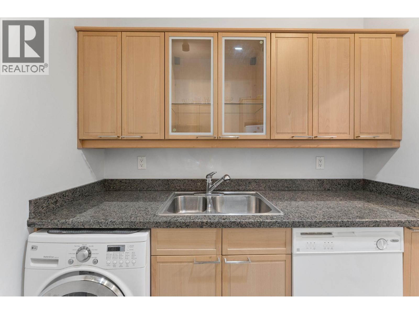 304 827 W 16th Street, North Vancouver, British Columbia  V7P 1R2 - Photo 2 - R3163205