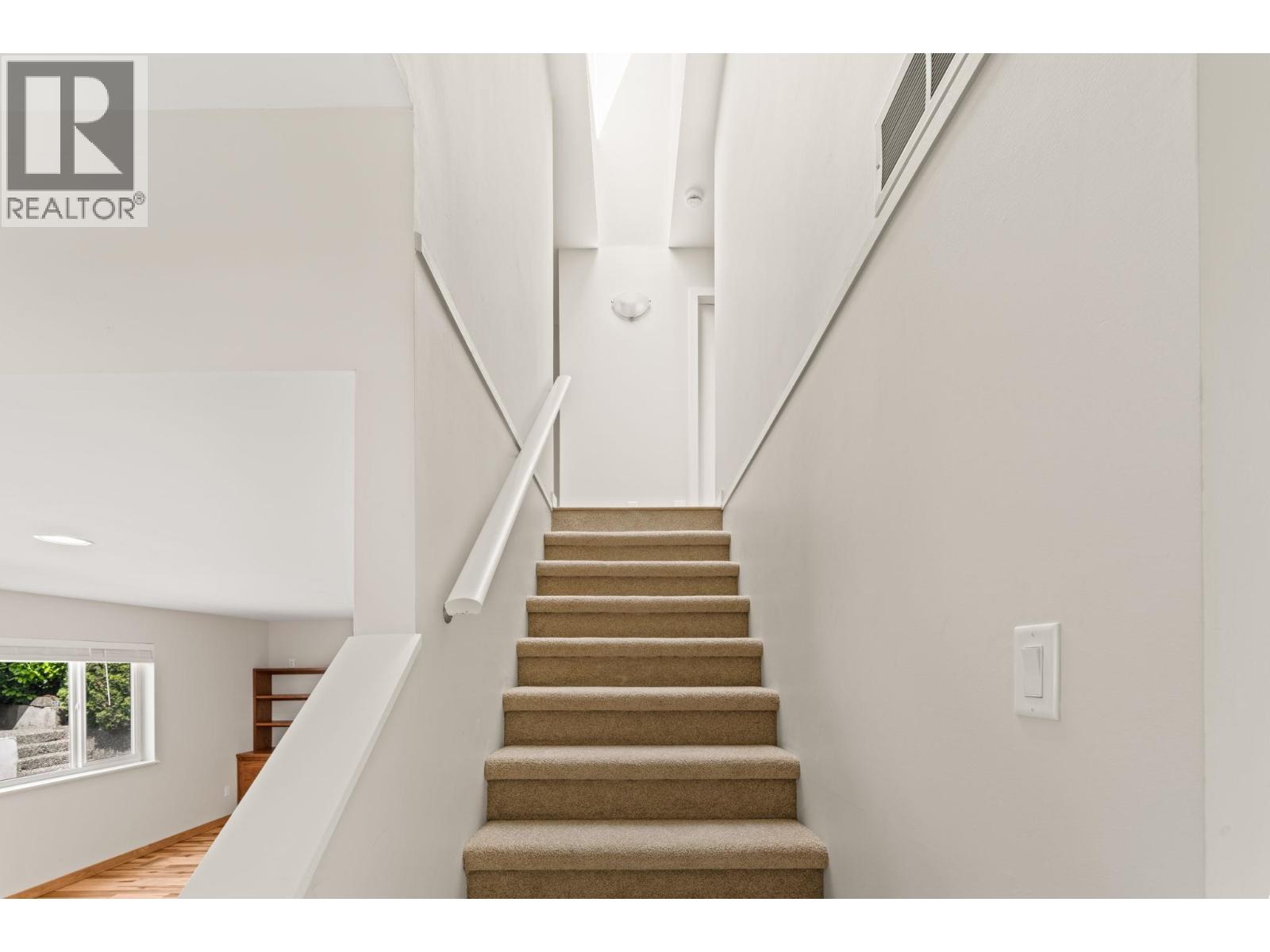 218 Mundy Street, Coquitlam, British Columbia  V3K 5M3 - Photo 4 - R3163148