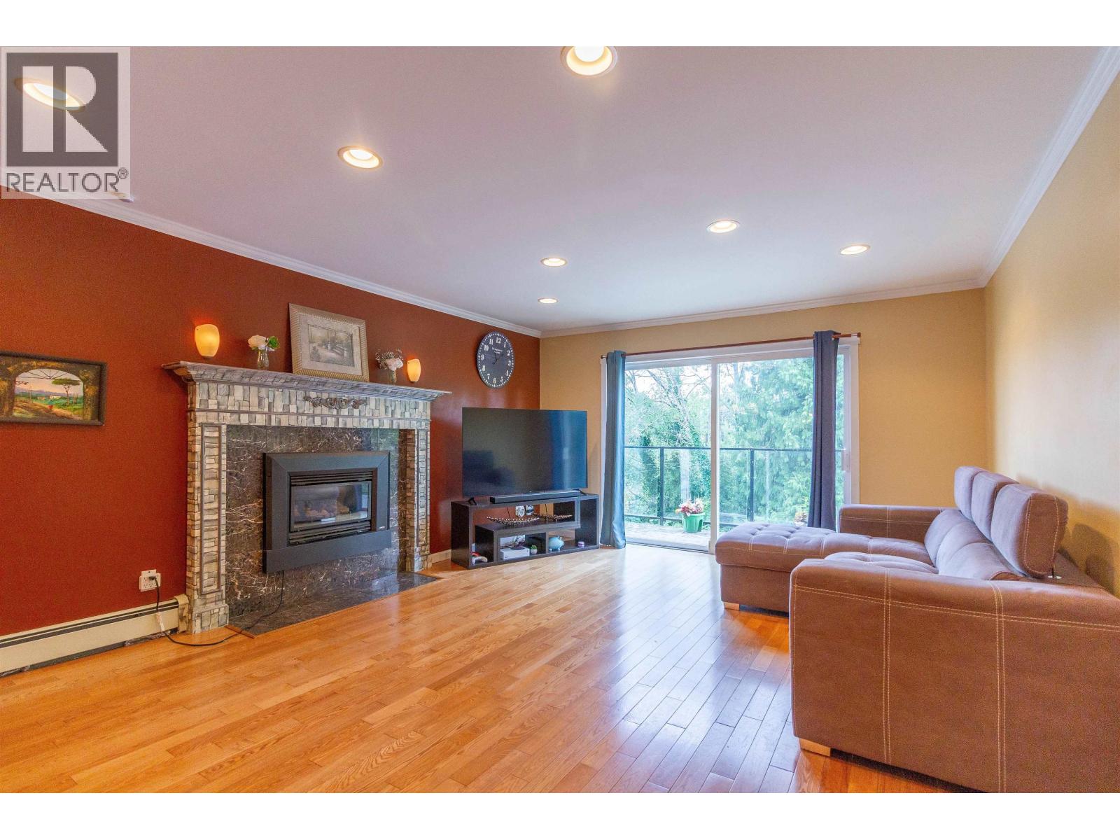 111 N Fell Avenue, Burnaby, British Columbia  V5B 1L3 - Photo 2 - R3163244