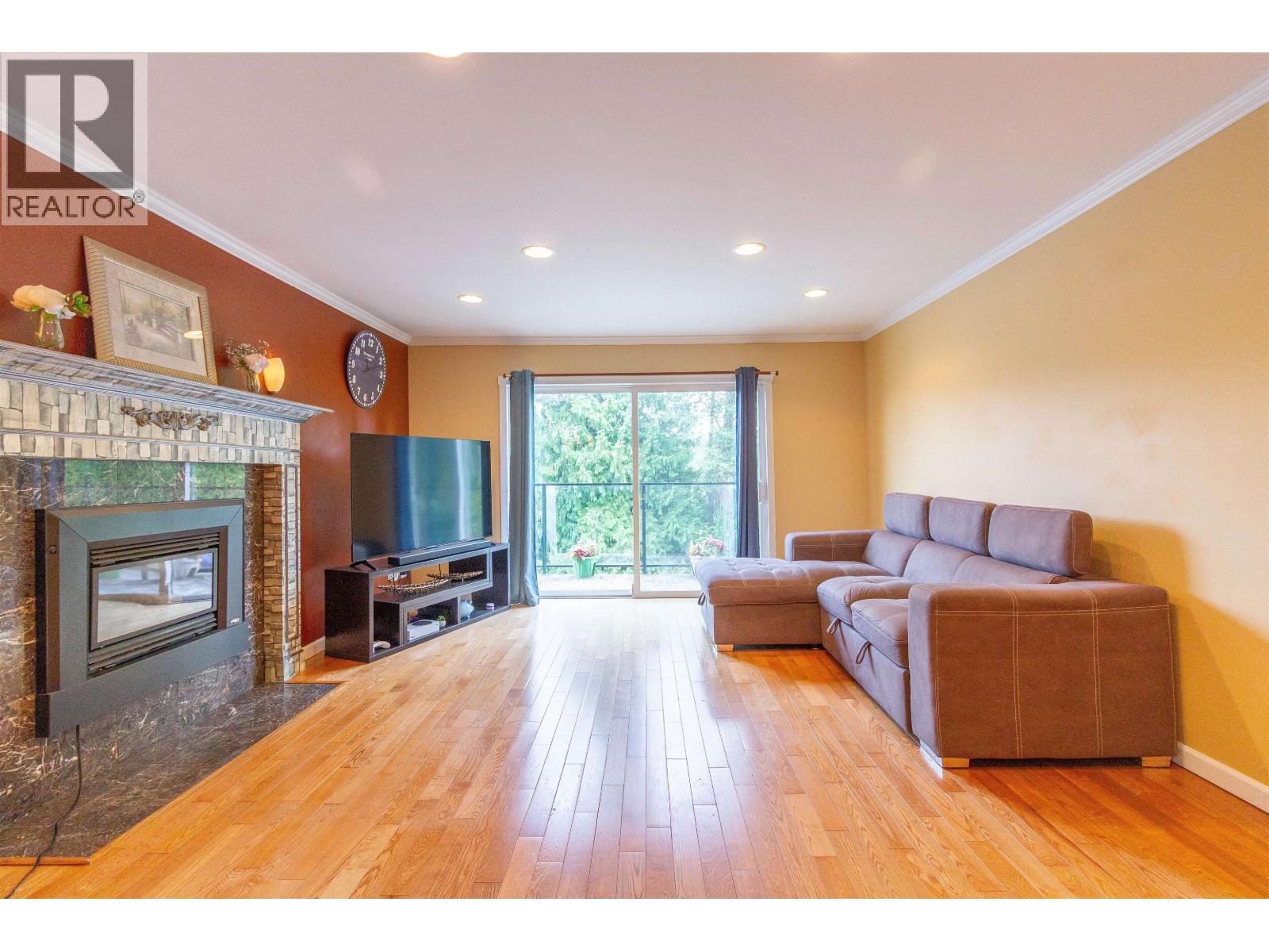 111 N Fell Avenue, Burnaby, British Columbia  V5B 1L3 - Photo 3 - R3163244