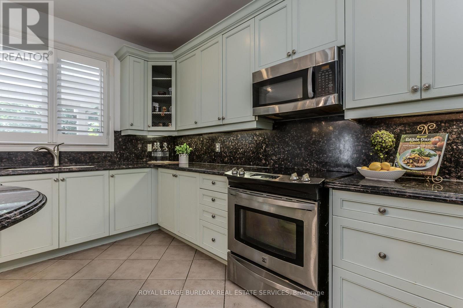 2194 Berwick Drive, Burlington, Ontario  L7M 5C3 - Photo 10 - W13761738