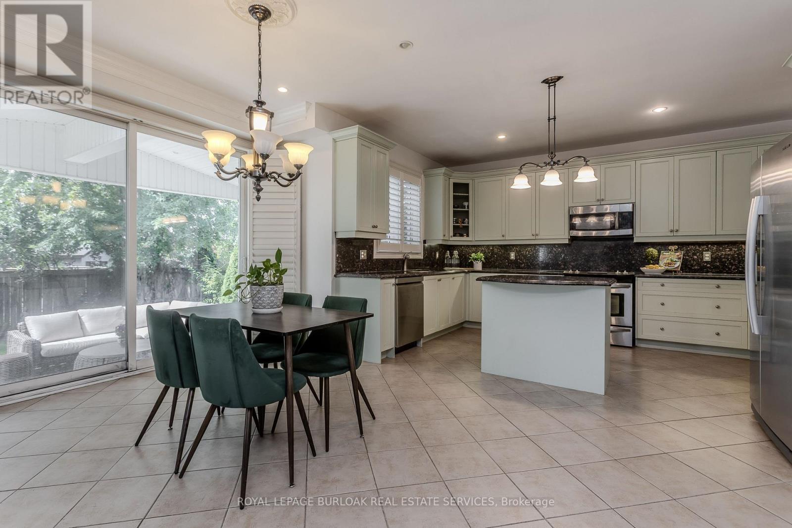 2194 Berwick Drive, Burlington, Ontario  L7M 5C3 - Photo 8 - W13761738