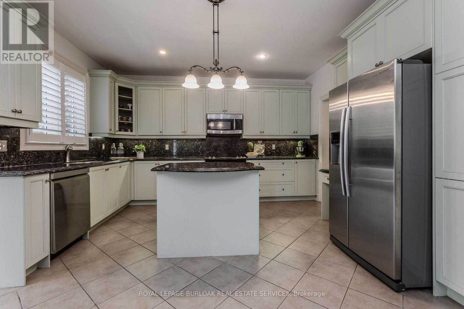 2194 Berwick Drive, Burlington, Ontario  L7M 5C3 - Photo 9 - W13761738