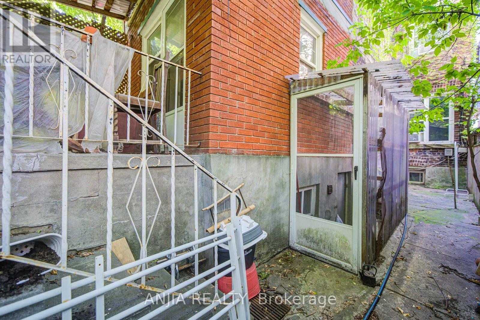 1063 Dufferin Street, Toronto, Ontario  M6H 4B5 - Photo 14 - W13761810
