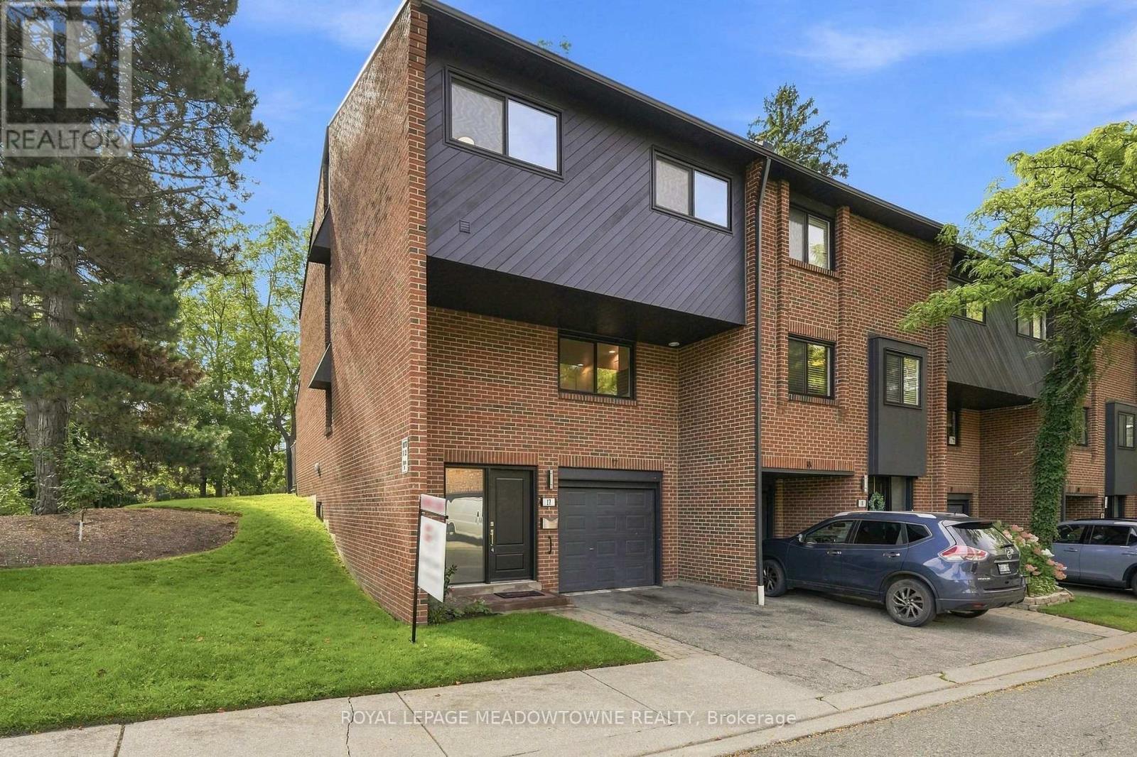 17 - 20 MINEOLA ROAD, Mississauga, Ontario