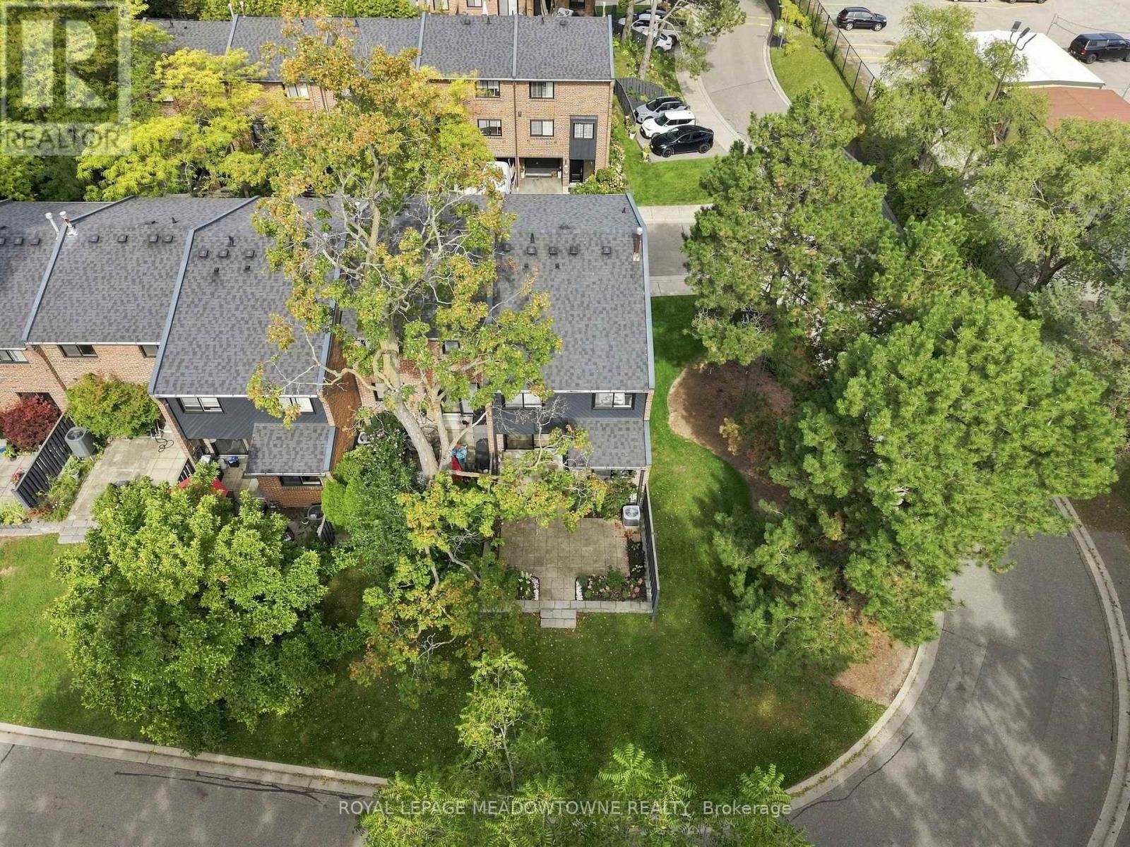 17 - 20 Mineola Road, Mississauga, Ontario  L5G 4N9 - Photo 2 - W13761852