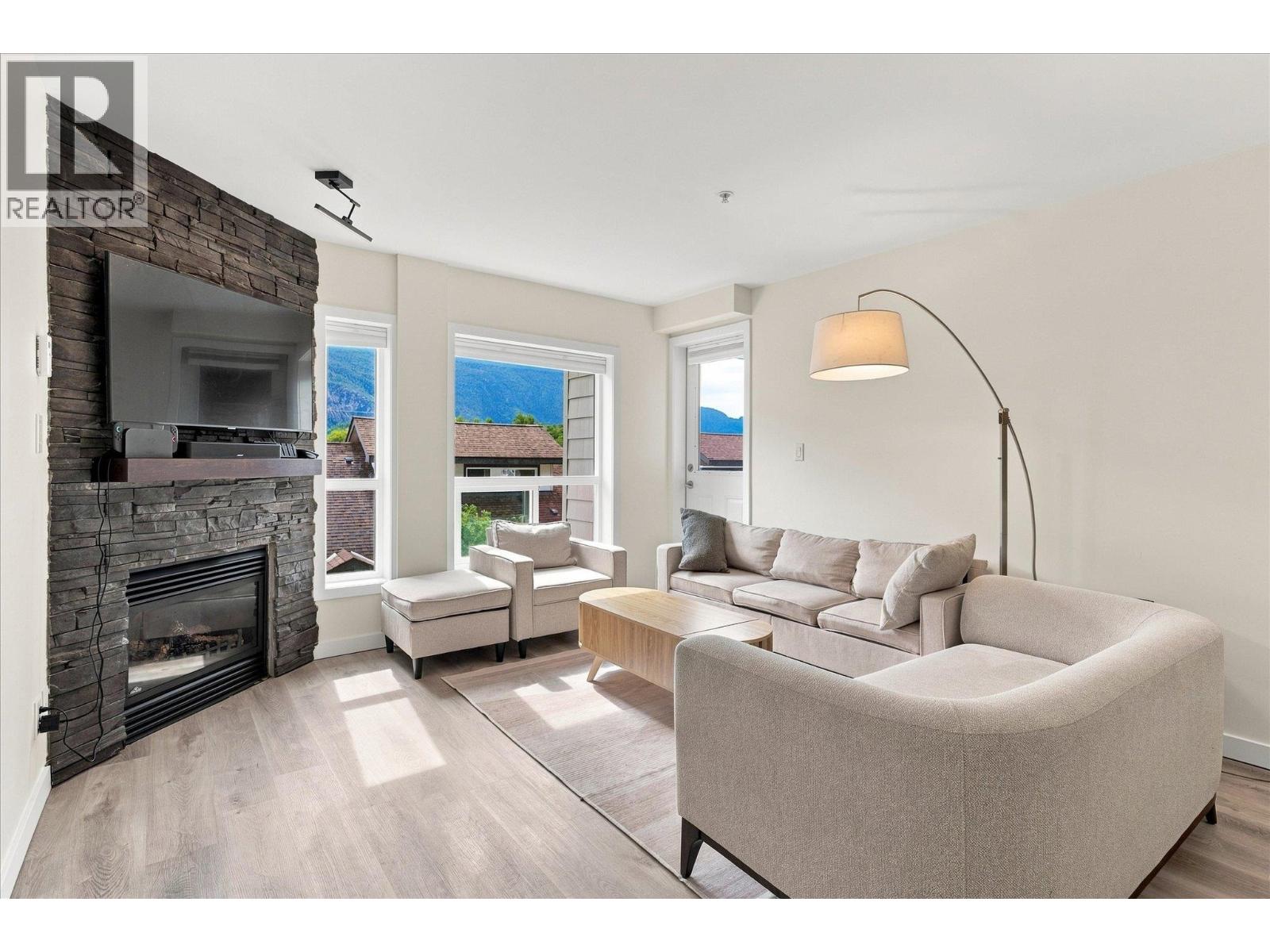 307 1212 Main Street, Squamish, British Columbia  V8B 0S1 - Photo 2 - R3163209