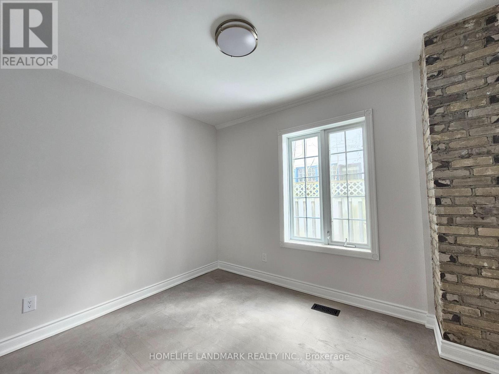 Side Unit (Facing North) - 18852 Leslie Street, East Gwillimbury, Ontario  L0G 1V0 - Photo 3 - N13761920