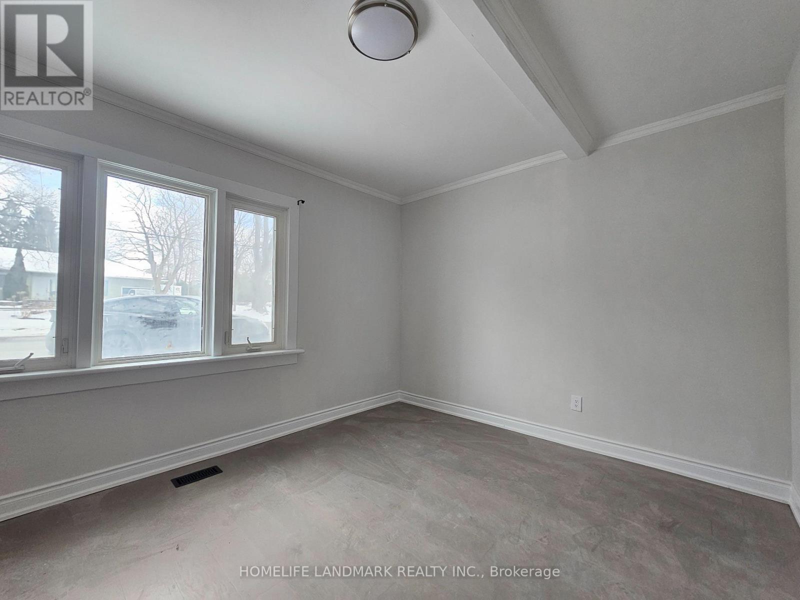 Side Unit (Facing North) - 18852 Leslie Street, East Gwillimbury, Ontario  L0G 1V0 - Photo 4 - N13761920