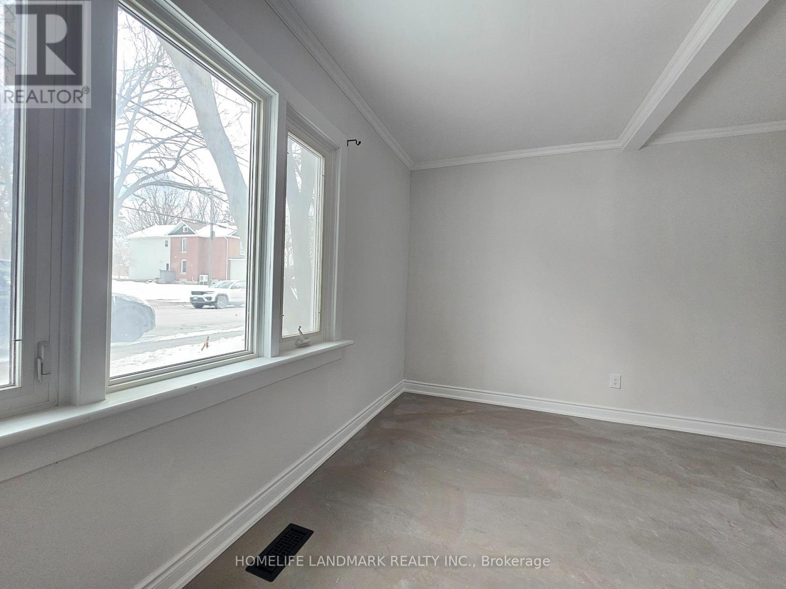 Side Unit (Facing North) - 18852 Leslie Street, East Gwillimbury, Ontario  L0G 1V0 - Photo 5 - N13761920