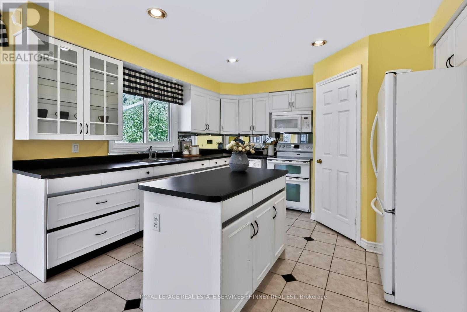 6036 St. Ives Way, Mississauga, Ontario  L5N 4M1 - Photo 9 - W13762026