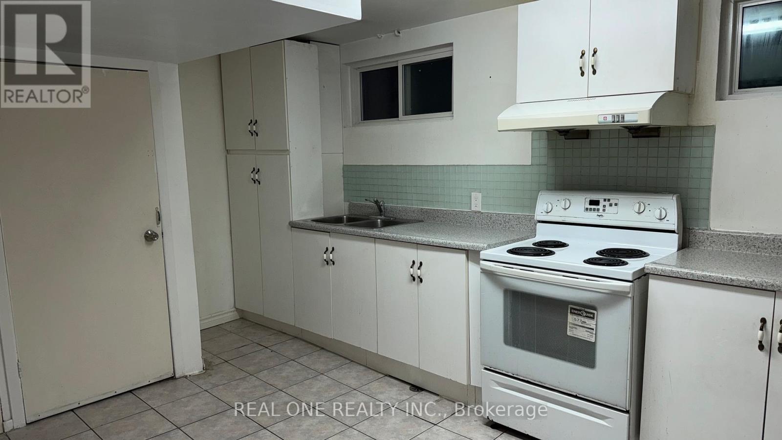 Lower Level - 3622 Molly Avenue, Mississauga, Ontario  L5A 3M5 - Photo 7 - W13762070