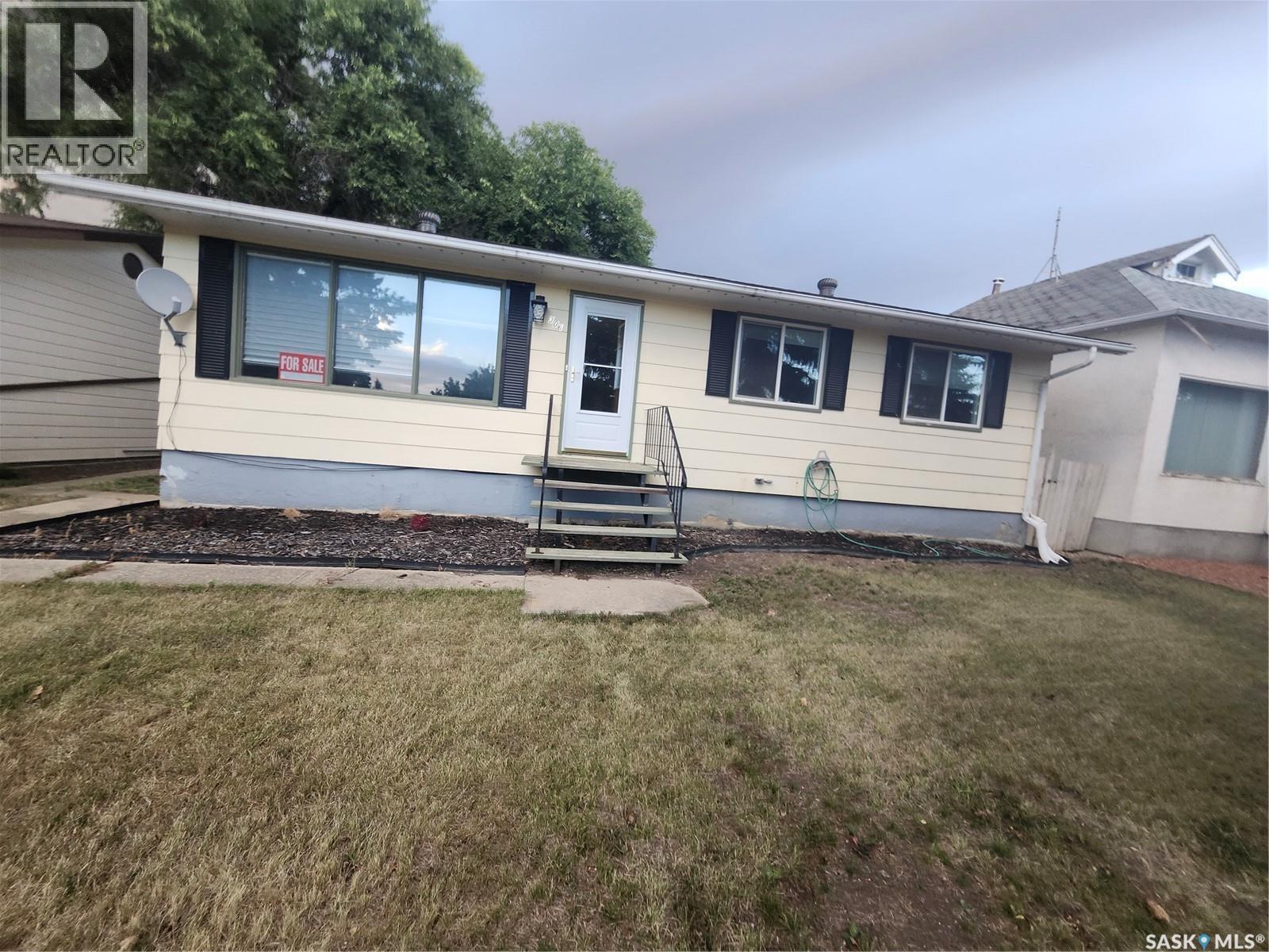 306 3rd Avenue W, Leader, Saskatchewan  S0N 1H0 - Photo 1 - SK047747