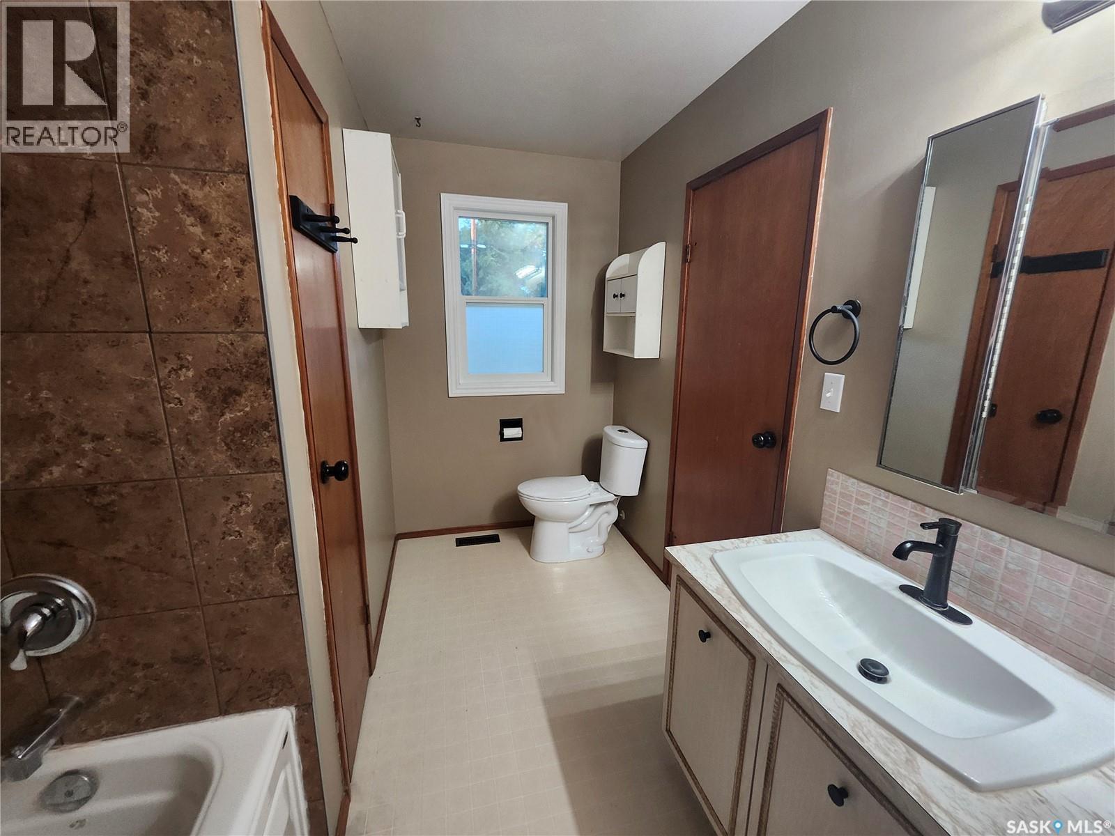 306 3rd Avenue W, Leader, Saskatchewan  S0N 1H0 - Photo 20 - SK047747