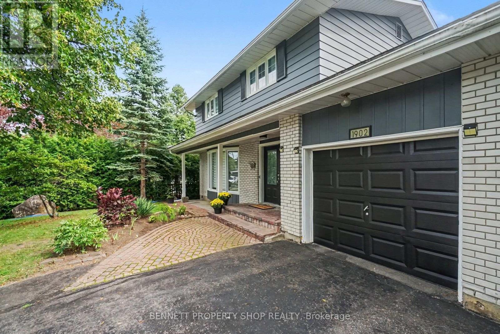 1902 Featherston Drive, Ottawa, Ontario  K1H 6P5 - Photo 2 - X13762540