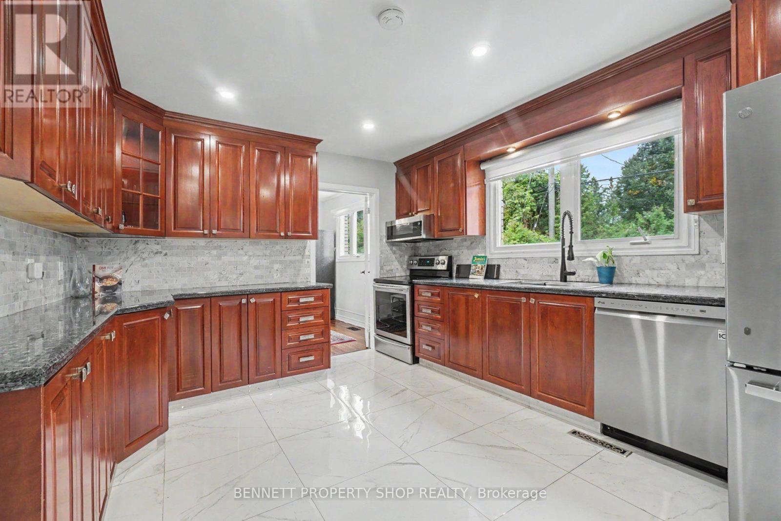 1902 Featherston Drive, Ottawa, Ontario  K1H 6P5 - Photo 8 - X13762540