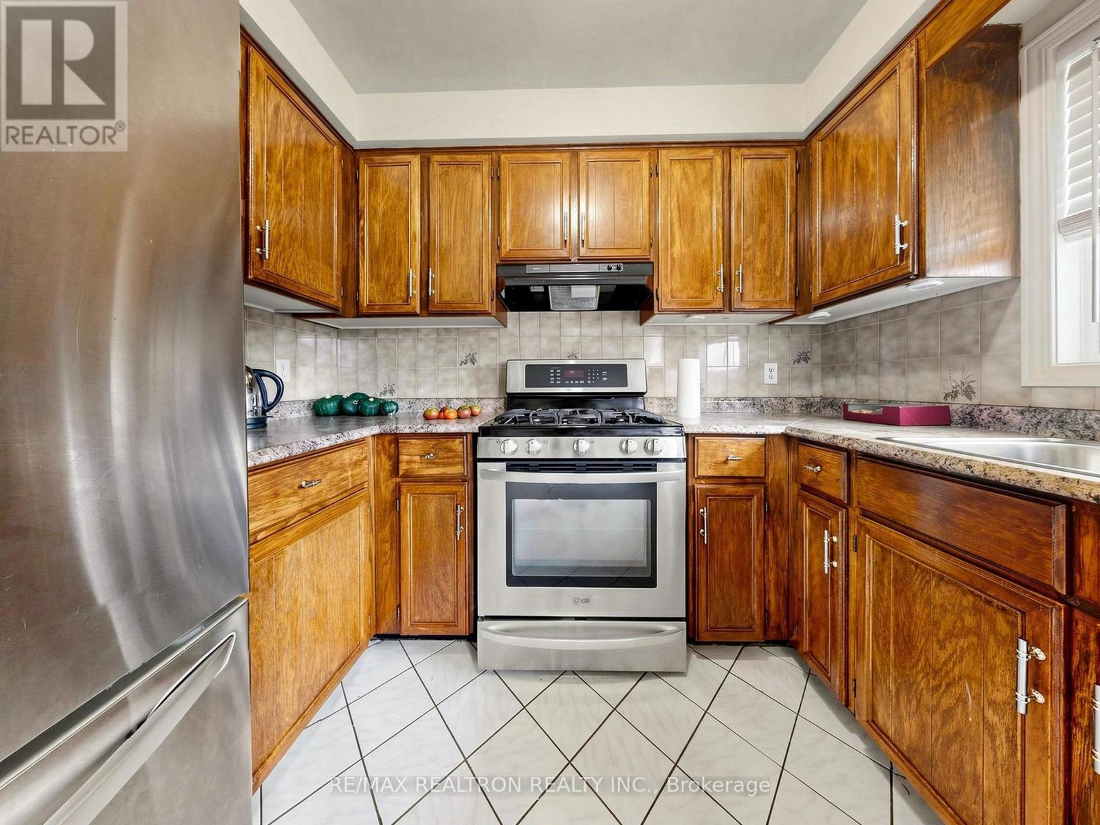 101 Chieftain Crescent, Barrie, Ontario  L4N 6J2 - Photo 9 - S13762328