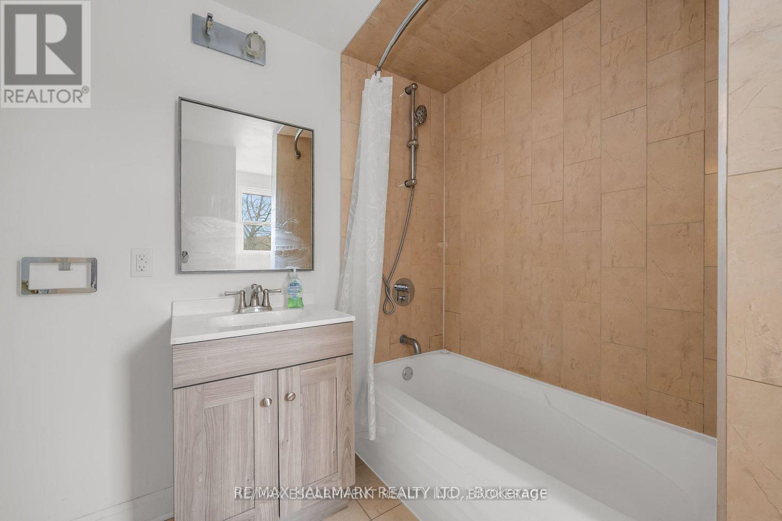 Upper - 160 Welland Avenue, St. Catharines, Ontario  L2R 2N6 - Photo 11 - X13762520