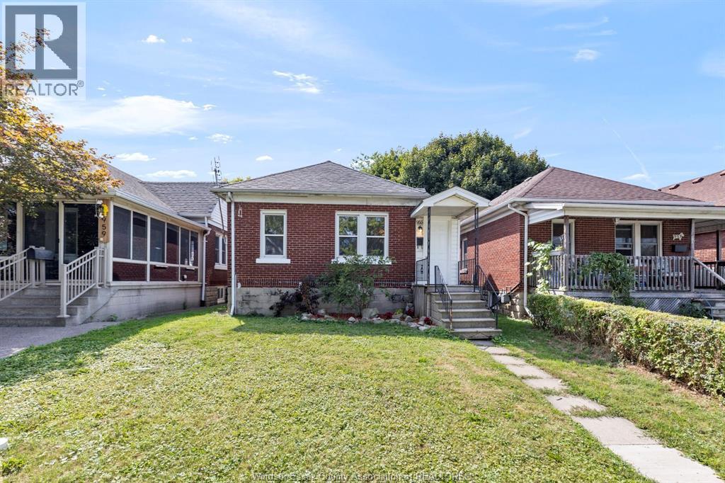 955 Mcewan, Windsor, Ontario  N9B 2G1 - Photo 1 - 26022108