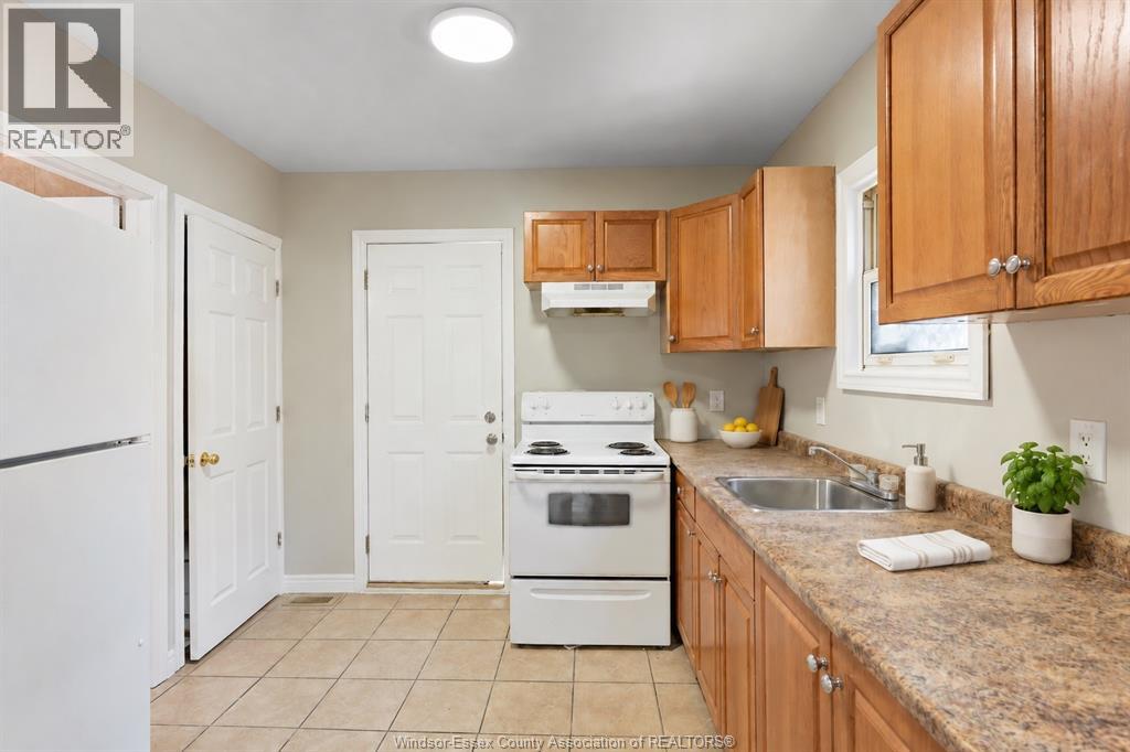 955 Mcewan, Windsor, Ontario  N9B 2G1 - Photo 4 - 26022108