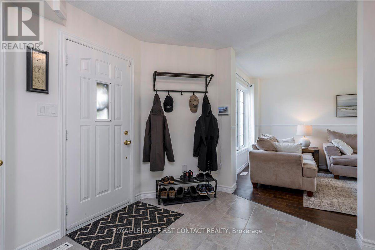 15 Sherwood Court, Barrie (Northwest), Ontario  L4N 9V2 - Photo 3 - S13762608