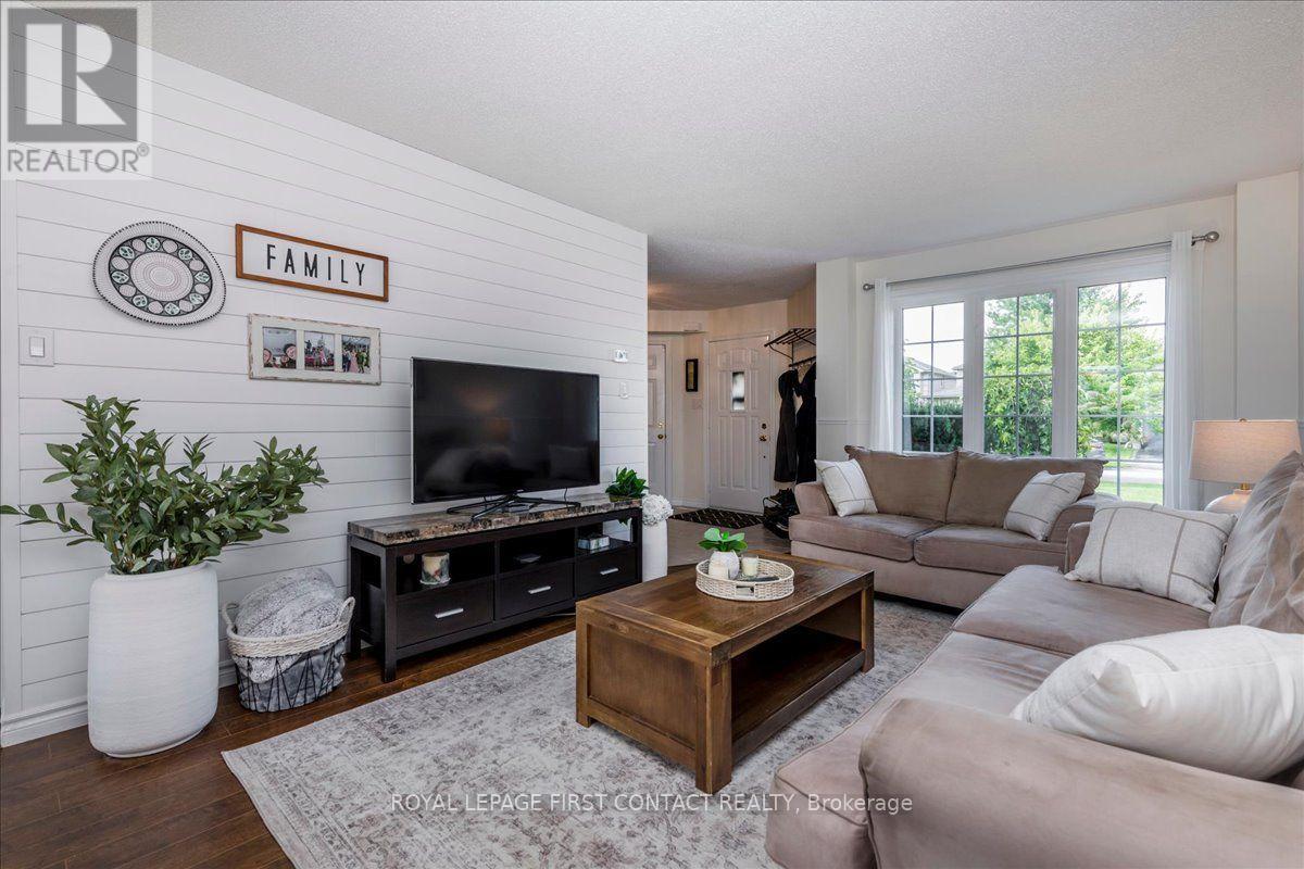 15 Sherwood Court, Barrie (Northwest), Ontario  L4N 9V2 - Photo 4 - S13762608