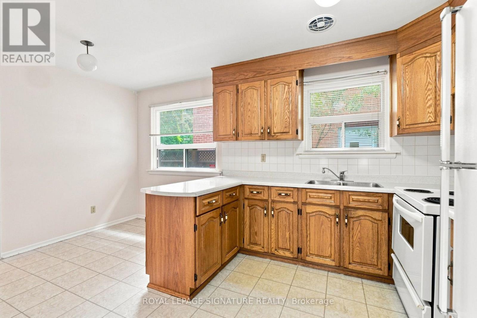 1 Dalegrove Crescent, Toronto, Ontario  M9B 6A5 - Photo 12 - W13762654