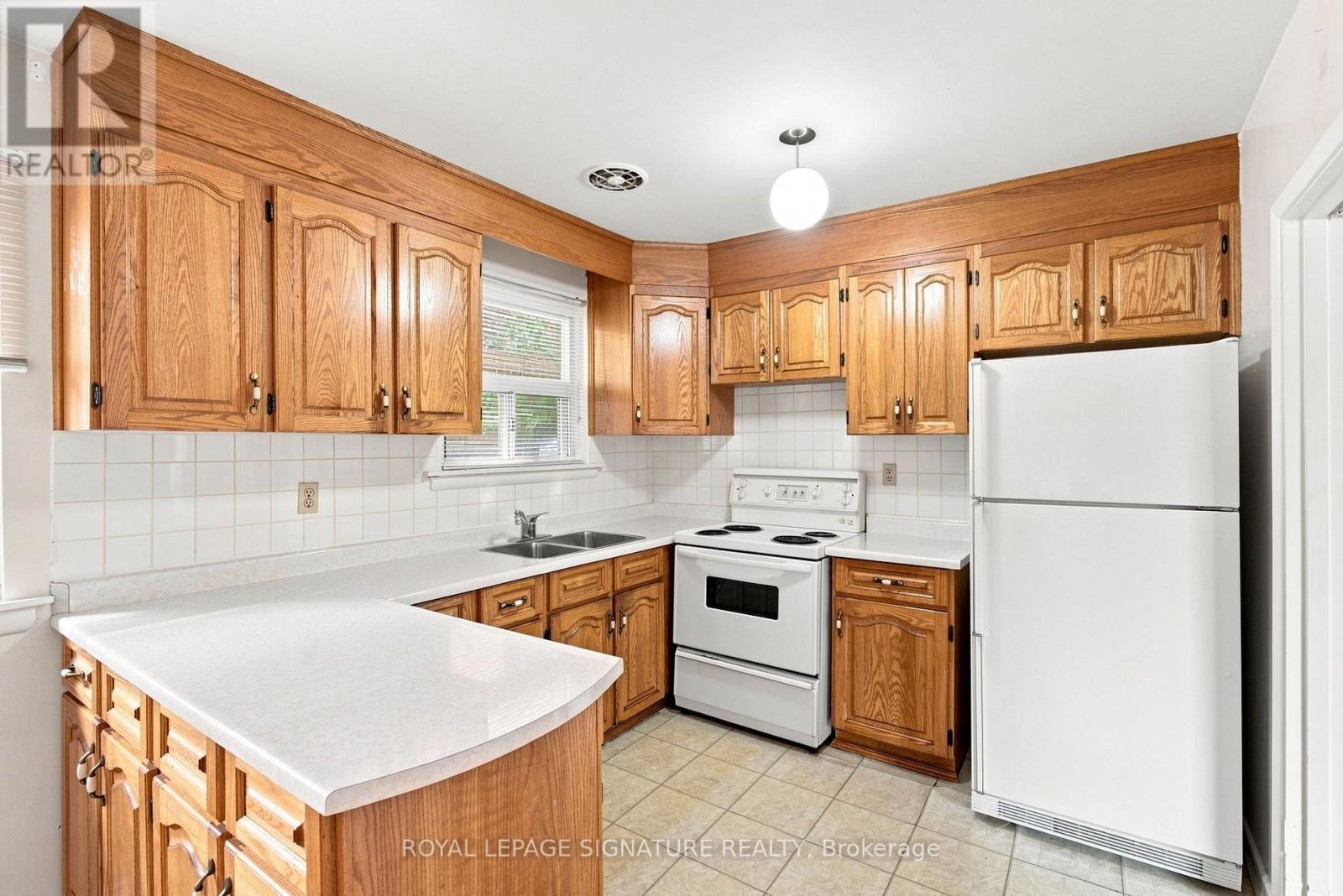 1 Dalegrove Crescent, Toronto, Ontario  M9B 6A5 - Photo 13 - W13762654