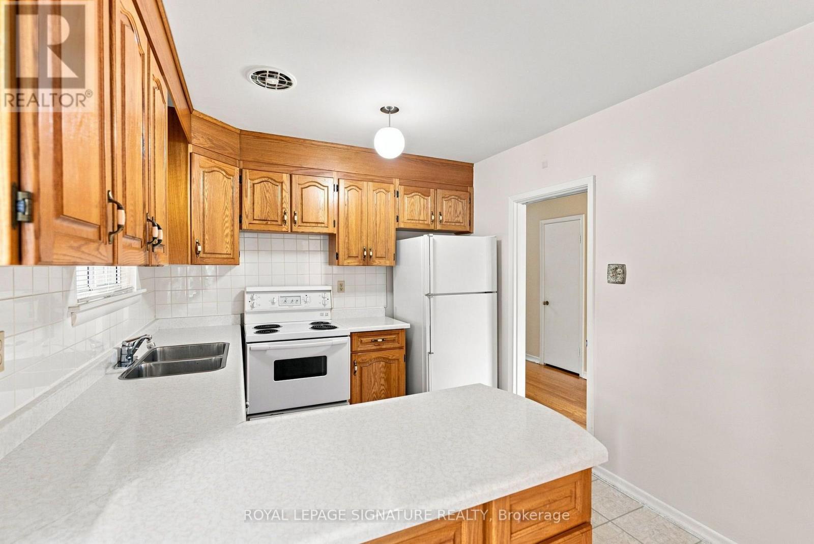 1 Dalegrove Crescent, Toronto, Ontario  M9B 6A5 - Photo 14 - W13762654