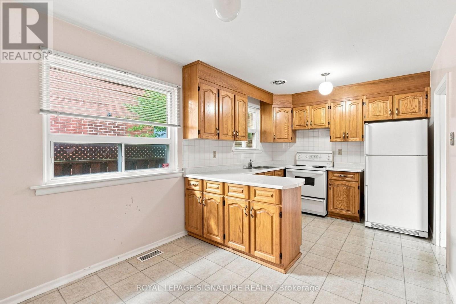 1 Dalegrove Crescent, Toronto, Ontario  M9B 6A5 - Photo 15 - W13762654