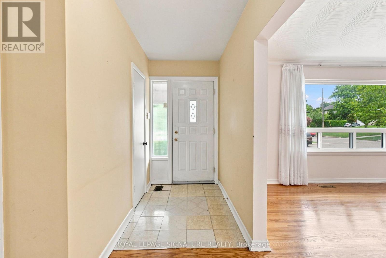 1 Dalegrove Crescent, Toronto, Ontario  M9B 6A5 - Photo 2 - W13762654