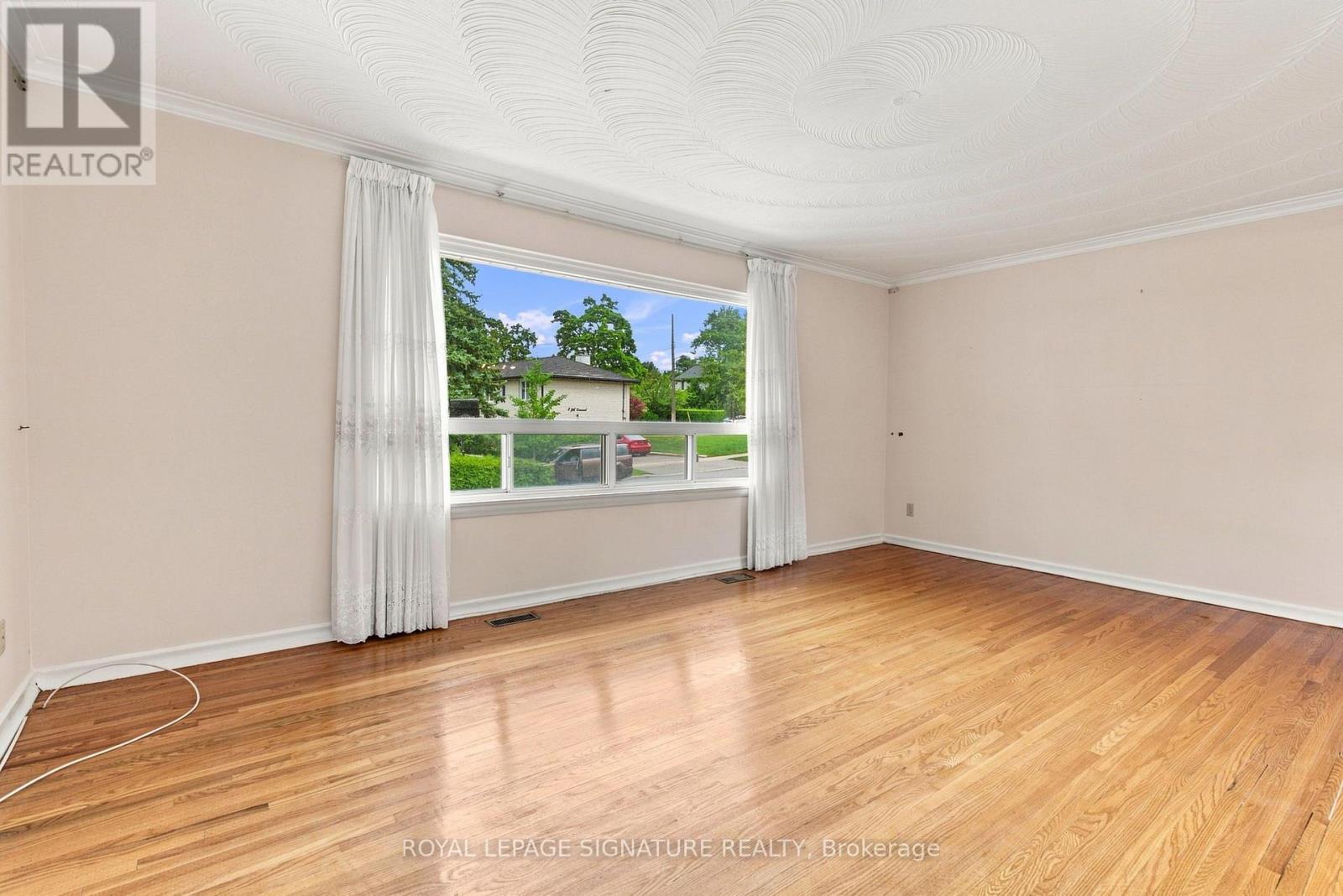 1 Dalegrove Crescent, Toronto, Ontario  M9B 6A5 - Photo 4 - W13762654