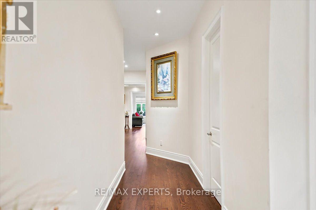 30 Midmorning Road, Brampton, Ontario  L1R 0N8 - Photo 3 - W13762686