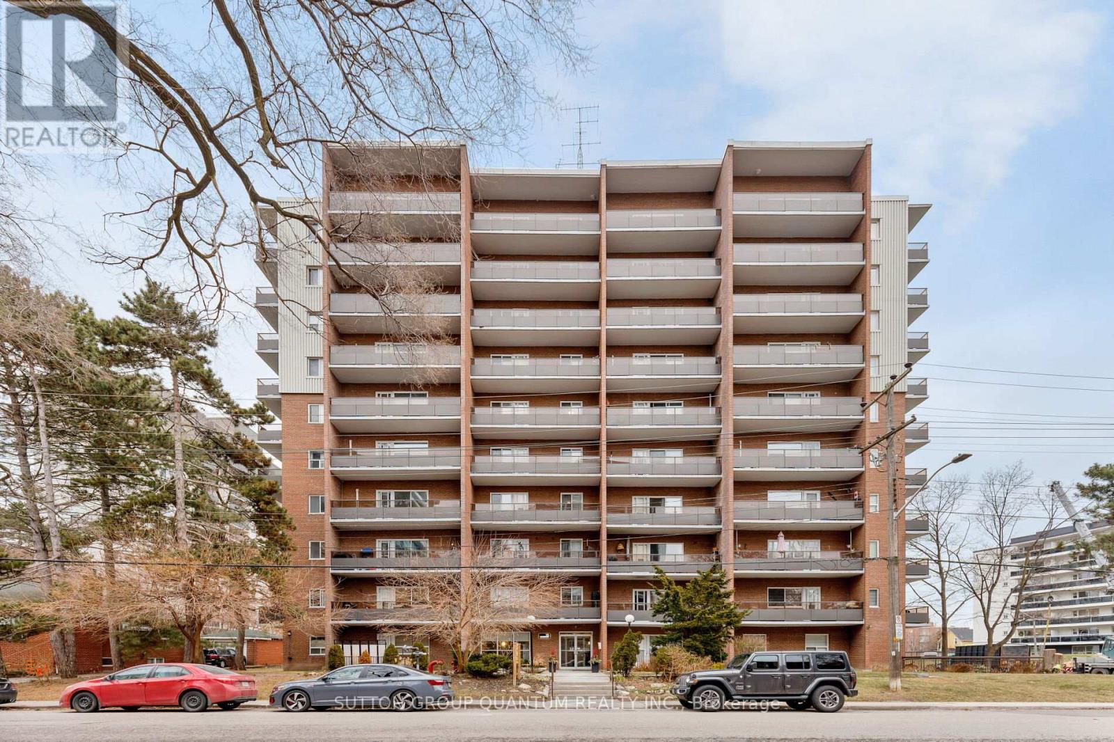 401 - 15 Elizabeth Street N, Mississauga, Ontario  L5G 2Z3 - Photo 2 - W13762738