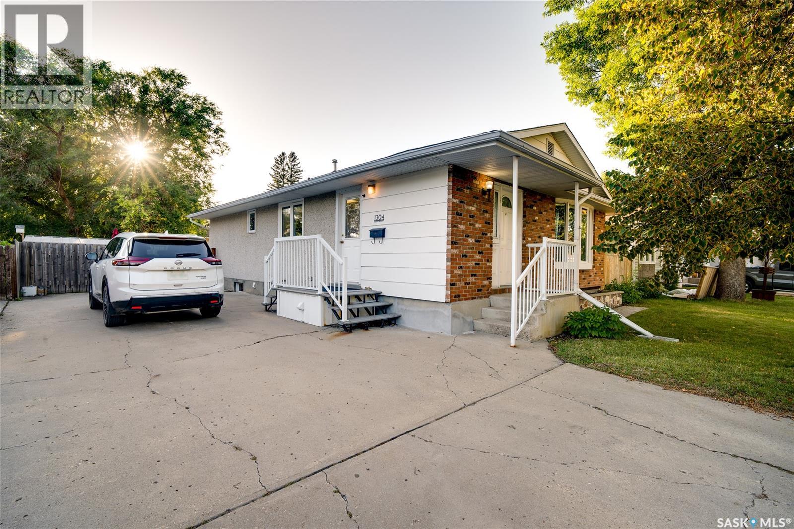 1304 Queen Crescent, Moose Jaw, Saskatchewan  S6H 3G4 - Photo 1 - SK047918