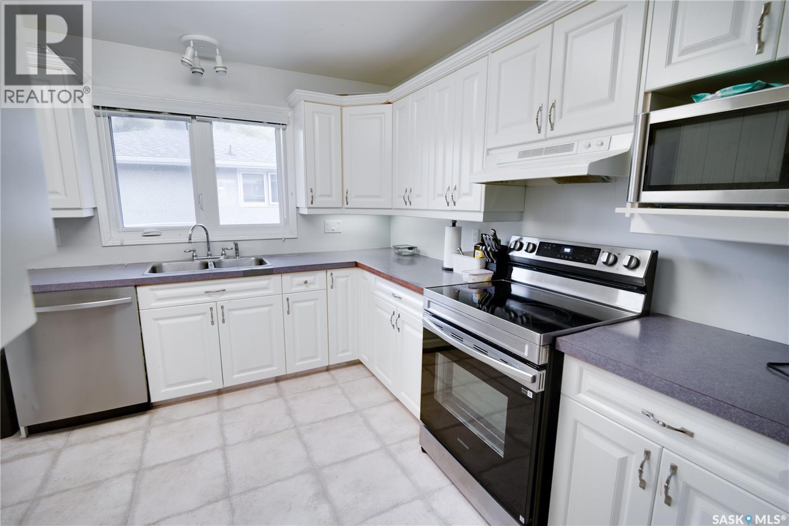 1304 Queen Crescent, Moose Jaw, Saskatchewan  S6H 3G4 - Photo 11 - SK047918