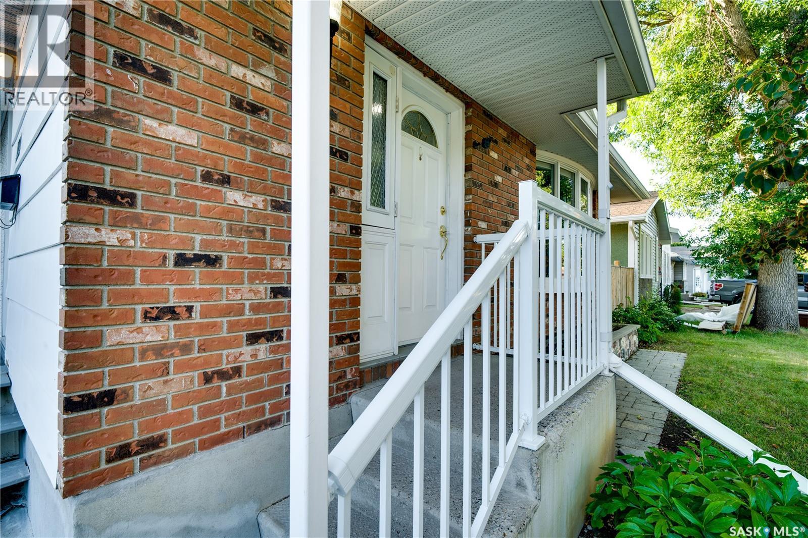 1304 Queen Crescent, Moose Jaw, Saskatchewan  S6H 3G4 - Photo 2 - SK047918