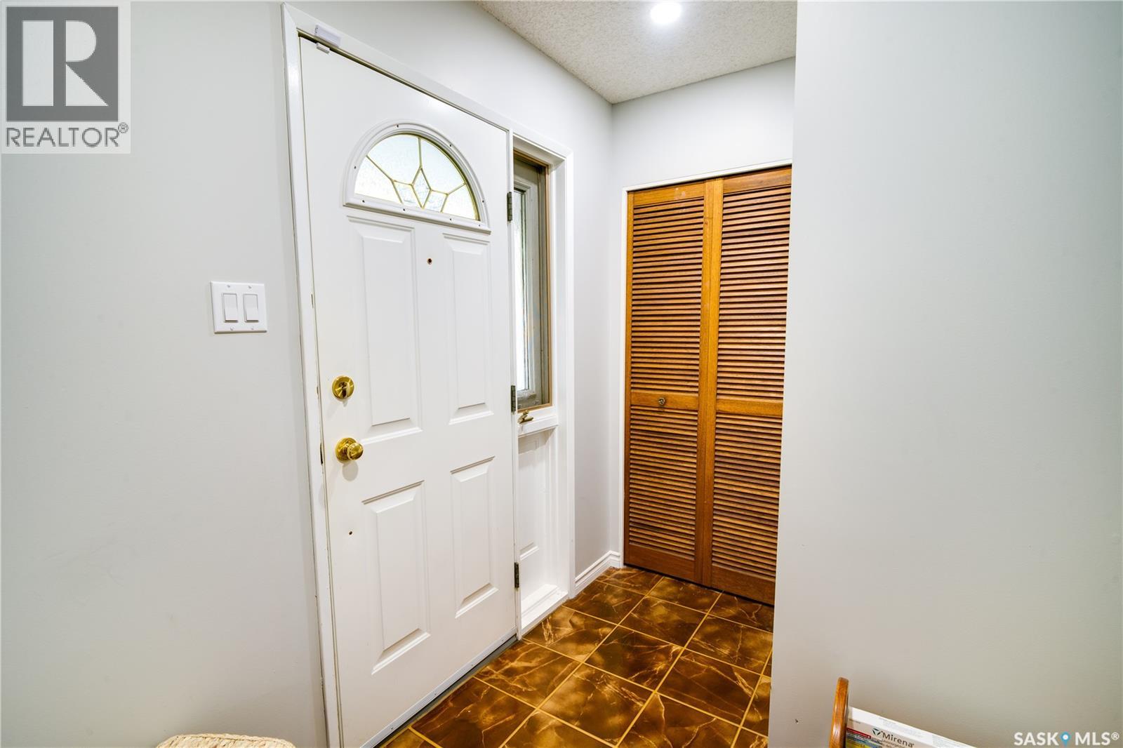 1304 Queen Crescent, Moose Jaw, Saskatchewan  S6H 3G4 - Photo 3 - SK047918