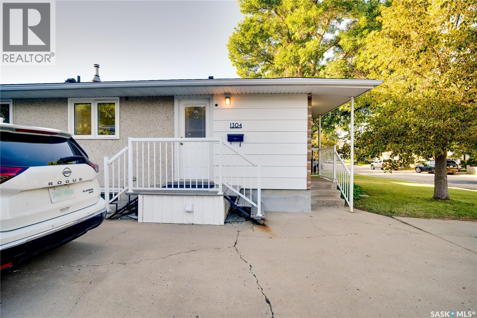 1304 Queen Crescent, Moose Jaw, Saskatchewan  S6H 3G4 - Photo 32 - SK047918
