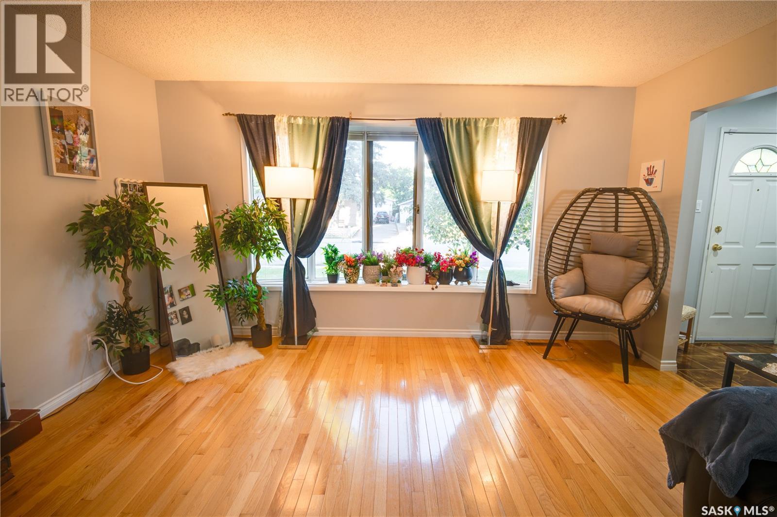 1304 Queen Crescent, Moose Jaw, Saskatchewan  S6H 3G4 - Photo 4 - SK047918