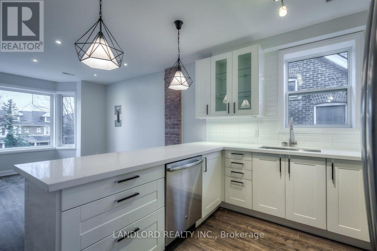 82 Parkway Avenue, Toronto, Ontario  M6R 1T5 - Photo 4 - W13762772