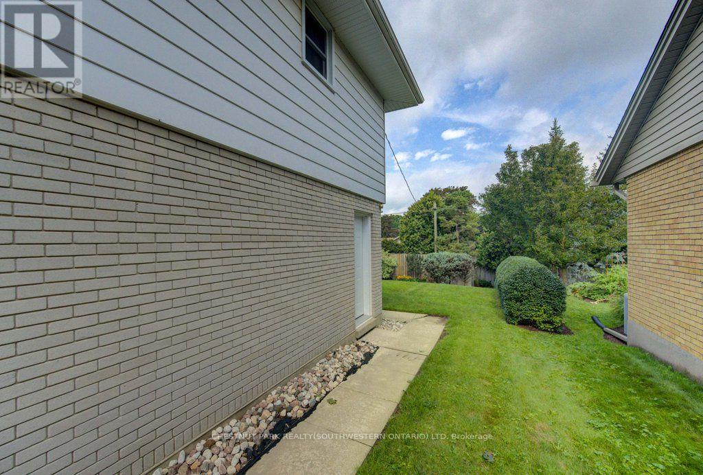 204 Stanley Drive, Waterloo, Ontario  N2L 1H4 - Photo 6 - X13762792
