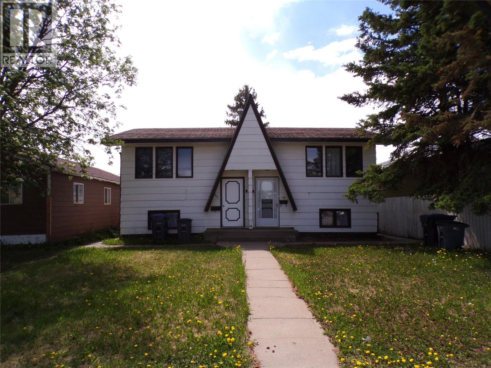 821/823 105 Avenue, Dawson Creek, British Columbia